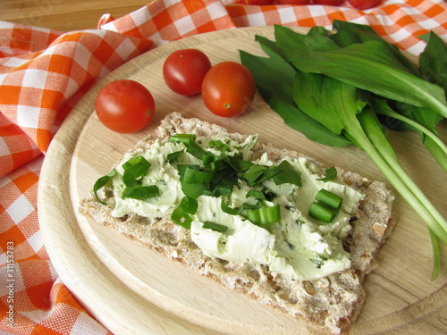Foto: Knäckebrot mit Bärlauch-Frischkäse Knäckebrot mit Bärlauch-Frischkäse