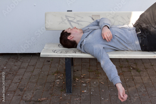 Photo: Junger Mann mit Alkohol und Nikotin Junger Mann mit Alkohol und Nikotin