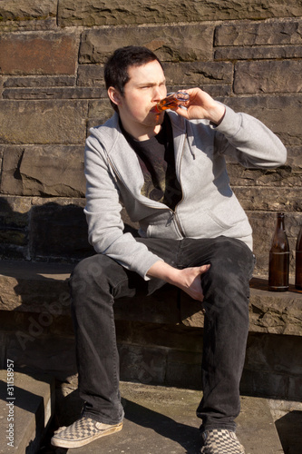 Photo: Junger Mann mit Alkohol und Nikotin Junger Mann mit Alkohol und Nikotin