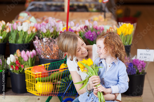 Foto: mutter und tochter kaufen tulpen mutter und tochter kaufen tulpen