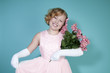 Foto: Little Girl Holding Bouquet of Flowers Little Girl Holding Bouquet of Flowers