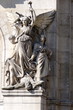 Statues en pierre blanche, façade de l'Opéra Garnier, Paris.