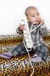 Baby mit Stromstecker