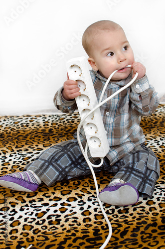 Photo: Baby mit Stromstecker Baby mit Stromstecker