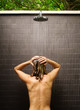 Photo: jeune femme prenant sa douche dans le jardin jeune femme prenant sa douche dans le jardin