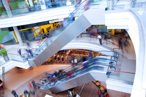 Foto: People in rush in a modern shopping mall, centre People in rush in a modern shopping mall, centre