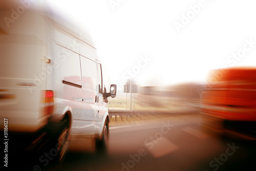 Foto: Trucks, delivery vans on freeway. Logistics Trucks, delivery vans on freeway. Logistics