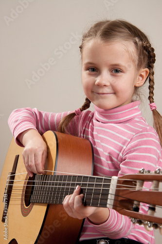 Foto: Child with guitar Child with guitar