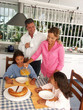 Familia desayunando en la cocina.