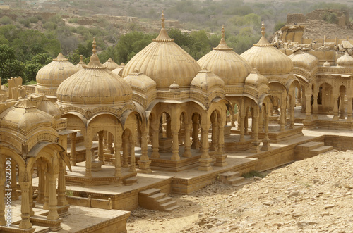 Photo: Cenotaphes dans le desert du Thar - Jaisalmer - Inde Cenotaphes dans le desert du Thar - Jaisalmer - Inde