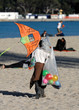 Venditore ambulante in spiaggia con aquilone