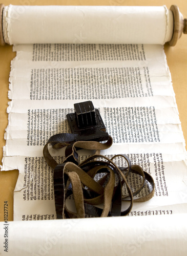 Photo: Torahrolle mit Tefillin Torahrolle mit Tefillin