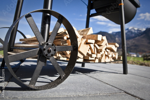Foto: Grillwagen mit Holz Grillwagen mit Holz