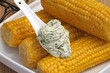 Maiskolben mit Kräuterbutter