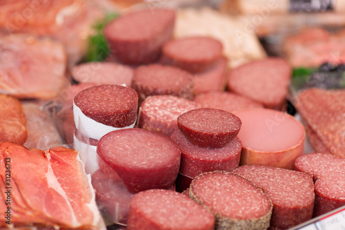 Photo: salami und schinken in der bedientheke salami und schinken in der bedientheke