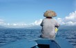 pêcheur contemplant la mer
