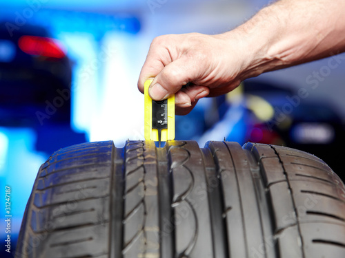 Foto: Checking the tread pattern of a summer tire Checking the tread pattern of a summer tire