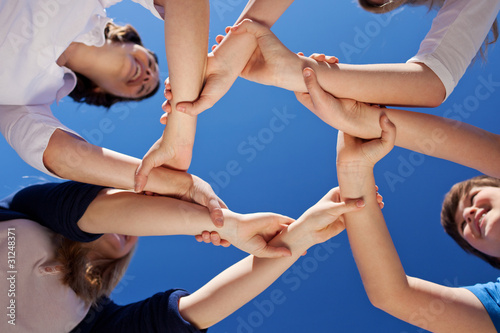 Foto: freunde bilden einen ring freunde bilden einen ring
