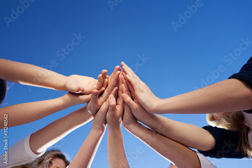 Photo: freunde klatschen hände zusammen freunde klatschen hände zusammen