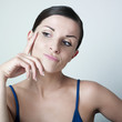 jeune femme critique pensive