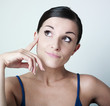 jeune femme songeuse main sur le visage