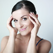 jeune femme mains sur ses tempes