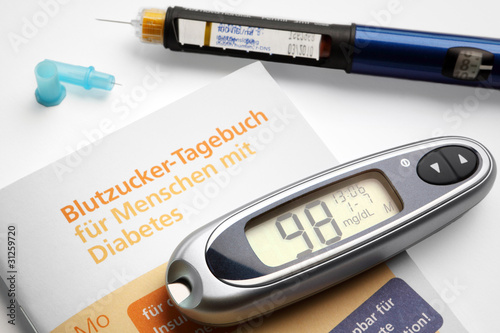 Photo: Blutzucker-Tagebuch und Diabetes-Utensilien Blutzucker-Tagebuch und Diabetes-Utensilien