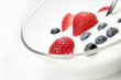 Joghurt natur mit Früchten