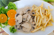 Hähnchengeschnetzeltes in Champignonrahm mit Pommes
