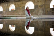 femme visitant un vieux lavoir girondin