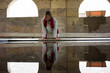 femme visitant un vieux lavoir girondin