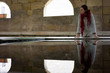 femme visitant un vieux lavoir girondin