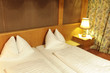 Foto: Double bed in hotel room Double bed in hotel room