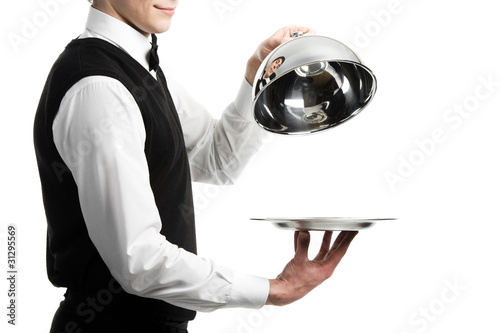 Foto: hands of waiter with cloche lid cover hands of waiter with cloche lid cover