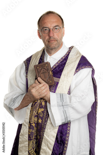 Foto: katholischer Priester mit Bibel katholischer Priester mit Bibel