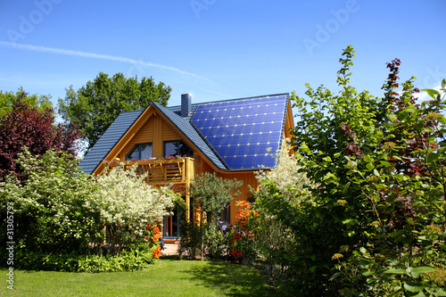 Photo: Haus mit Solarzellen Haus mit Solarzellen
