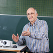 mann hält einen vortrag mit beamer