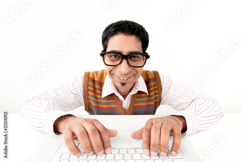 Foto: Mann am Computer mit Brille, lustig Mann am Computer mit Brille, lustig
