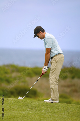 Foto: Golfer at address on the fairway Golfer at address on the fairway