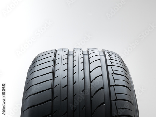 Foto: Close up of a summer high performance tyre on white fond Close up of a summer high performance tyre on white fond