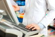Apothekerin steht an der Kasse in der Apotheke