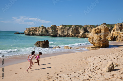 Foto: Niñas jugando en la playa. Albufeira, Portugal Niñas jugando en la playa. Albufeira, Portugal