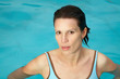 Frau im Wellnessbad Schwimmbad