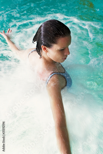 Foto: Frau im Wellnessbad bei der Wassermassage Frau im Wellnessbad bei der Wassermassage