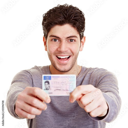 Photo: Junger Mann mit Führerschein Junger Mann mit Führerschein