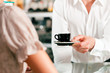 Foto: Coffeeshop - Barista bedient eine Kundin Coffeeshop - Barista bedient eine Kundin