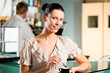 Frau in einem Cafe oder Coffeeshop