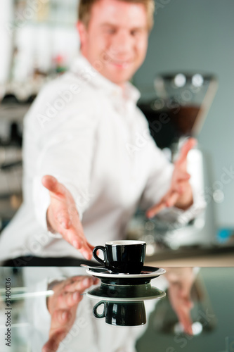 Foto: Coffeeshop - Barista präsentiert Kaffee Coffeeshop - Barista präsentiert Kaffee