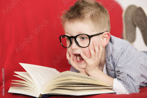 Photo: Junge beim lesen Junge beim lesen