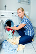 Foto: Hausfrau mit Waschmaschine Hausfrau mit Waschmaschine